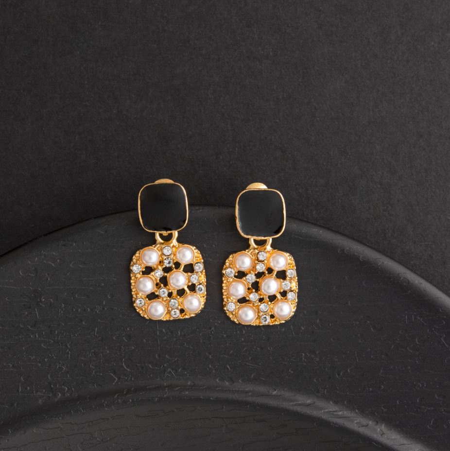 Stone & Pearl Studded Pearl Fashion Earring